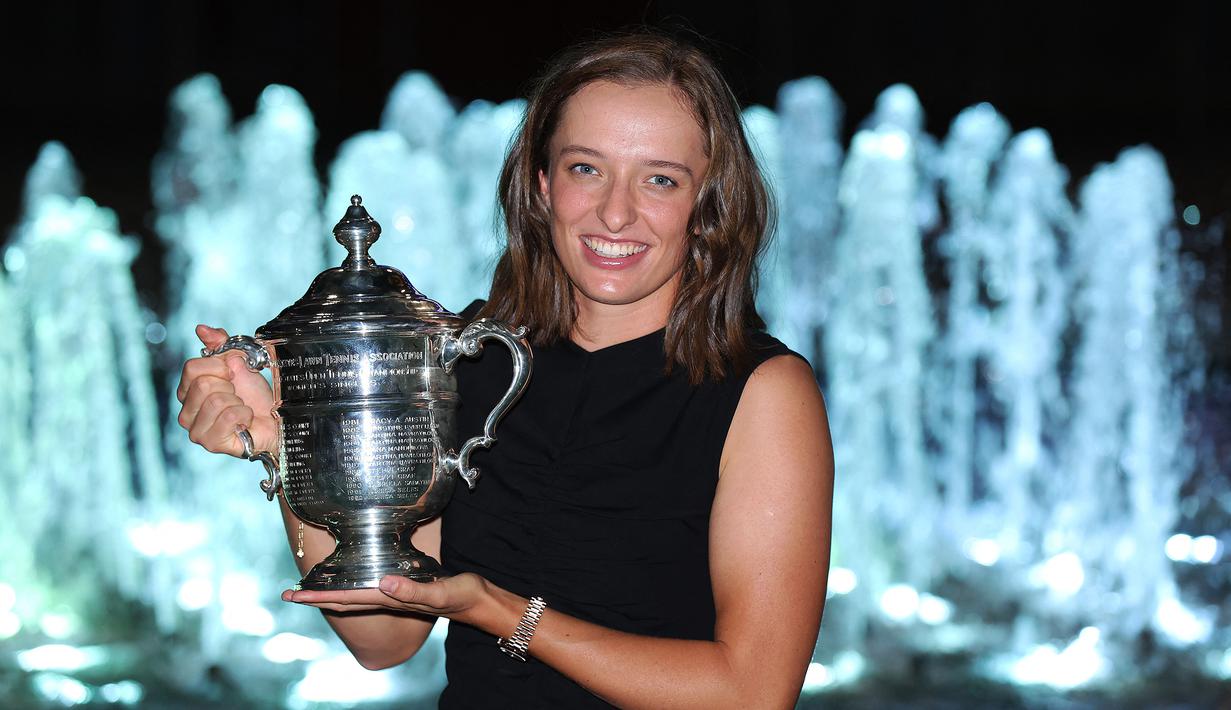 Petenis tunggal putri Polandia, Iga Swiatek berhasil menjuarai turnamen tenis US Open 2022 usai mengalahkan petenis Tunisia, Ons Jabeur dengan dua set langsung 6-2, 7-6 (5) dalam laga final yang digelar di Arthur Ashe Stadium, Minggu (11/9/2022) dini hari WIB. (AFP/Getty Images/Julian Finney)