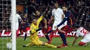 Proses terjadinya gol yang diciptakan oleh bek Barcelona, Gerard Pique, ke gawang Sevilla. Gol kemenangan Barca tercipta pada menit ke-48. (Reuters/Albert Gea)