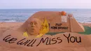 Seniman India, Sudarsan Pattnaik, membuat ukiran dari pasir untuk mengenang Kobe Bryant di Bhubaneswar, India, Senin (27/1). Akibat kecelakaan helikopter, legenda NBA itu wafat bersama sang putri. (AFP/Stringer)