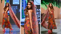 Foto kolase Rhea Chakraborty saat mempersembahkan kreasi desainer Guapa selama FDCI X Lakme Fashion Week di Mumbai pada 14 Oktober 2022. (AFP/Sujit Jaiswal)