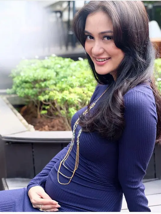 "suami kok seksiii8ii gitu..," tulis siagianbonarni. "Uuugghhh seksi boooooo,,,," tulis ominkndut. "OMG seksiiii nyoo Papa," tulis intan_pricilla. (Instagram/riodewanto)