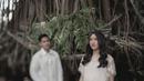 Masih menampilkan pose di dekat pohon beringin, kali ini Kaesang Pangarep disorot khalayak gara-gara wajahnya tampak buram di foto prewedding. “Kameranya cuma fokus ke yang cantik, yang muka pisang godog di-blur. Slide 3 itu pisang godog (pisang rebus -red) penunggu pohon beringin,” Erina Gudono mencuap bersama bintang film Cek Toko Sebelah. (Foto: Dok. Instagram @kaesangp)