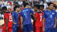 Berikutnya Khemdee kedapatan adu mulut dengan kapten Timnas U-23, Fachruddin Aryanto usai Ricky Kambuaya melakukan pelanggaran. (Bola.com/Ikhwan Yanuar)