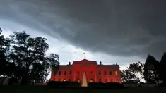 Gedung Putih dihiasi cahaya warna pink sebagai tanda dukungan atas kewaspadaan bahaya kanker payudara, Washington, Jumat (9/10/2015). Tiap tahunnya di bulan Oktober, ditetapkan sebagai bulan kewaspadaan atas kanker payudara. (REUTERS/Yuri Gripas)
