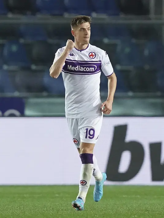 Penyerang Fiorentina, Krzysztof Piatek (ketiga kiri) berselebrasi dengan rekan-rekannya usai mencetak gol ke gawang Atalanta dalam pertandingan perempat final Coppa Italia di di stadion Gewiss di Bergamo, Italia, Jumat (11/2/2022). Fiorentina menang tipis atas Atalanta 3-2. (Spada/LaPresse via AP)