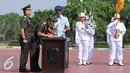 Jenderal TNI Gatot Nurmantyo (keduakanan) menandatangani naskah Serah Terima Jabatan Panglima TNI di Mabes TNI Jakarta, (14/7/2015). Gatot resmi dilantik sebagai Panglima TNI pada 8 Juni2015 lalu. (Liputan6.com/Helmi Fithriansyah)