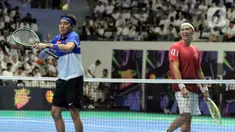 Desta (kiri) bereaksi saat melawan Rezky Aditya pada pertandingan tenis lantai Sport Party - Clash of Celebrity di Istora Senayan, Jakarta, Sabtu (23/12/2023). Desta berhasil mengalahkan Rezky dengan skor akhir 6-3. (Liputan6.com/Angga Yuniar)