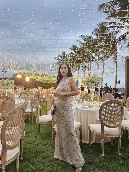 Fitted dress itu ikuti siluet body goals Hesti. Shoulder bag hitam jadi pelengkap outfit kondangan Hesti [@hestipurwadinata]