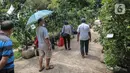 Pengunjung melihat tanamam yang dipamerkan di Lapangan Banteng, Jakarta, dalam acara Floraction, Sabtu (18/2/2023). Wali Kota Administrasi Jakarta Pusat Dhany Sukma mengatakan kegiatan ini seiring kebijakan Pemerintah Provinsi DKI Jakarta untuk melakukan penanaman satu juta pohon. (Liputan6.com/Faizal Fanani)