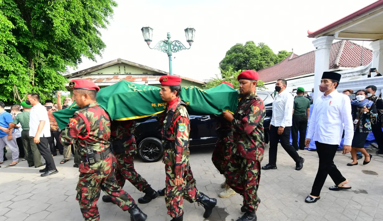 Presiden Joko Widodo menggiringi jenazah almarhum Buya Syafii Maarif untuk dimakamkan di Masjid Gedhe Kauman Yogyakarta, Jumat (27/5/2022). (Foto:Muchlis Jr-Biro Pers Sekretariat Presiden)