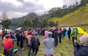 Para pendaki mengikuti briefing pagi untuk turun dari Ranu Kumbolo buntut Gunung Semeru erupsi, 20 November 2025. (dok. Langit Mahameru)