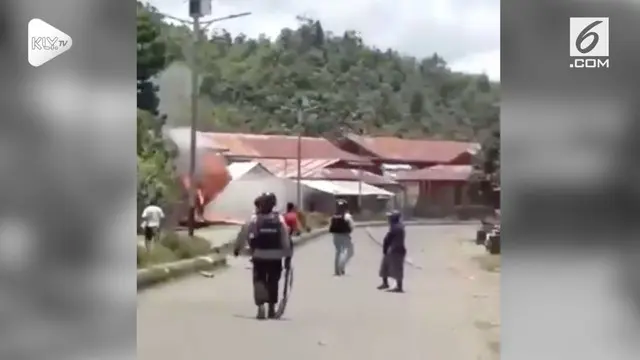 Beredar rekaman video yang menunjukkan seorang polisi terkena busur panah di mata akibat bentrokan yang terjadi di Papua.