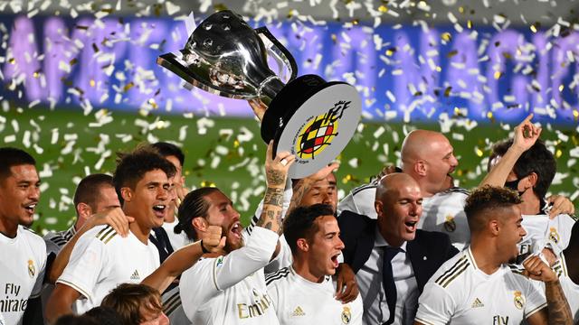 Wajah Bahagia Zinedine Zidane Angkat Trofi Juara La Liga