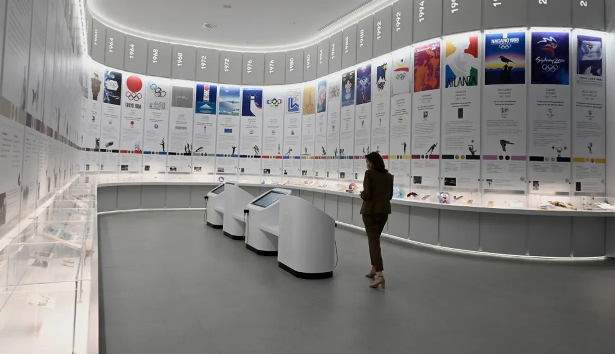 Seorang wanita melihat pameran Museum Olimpiade Athena yang baru pada 25 Mei 2021. Tempat lahirnya Olimpiade modern, Athena, akhirnya memiliki museum Olimpiadenya. (Aris MESSINIS/AFP)