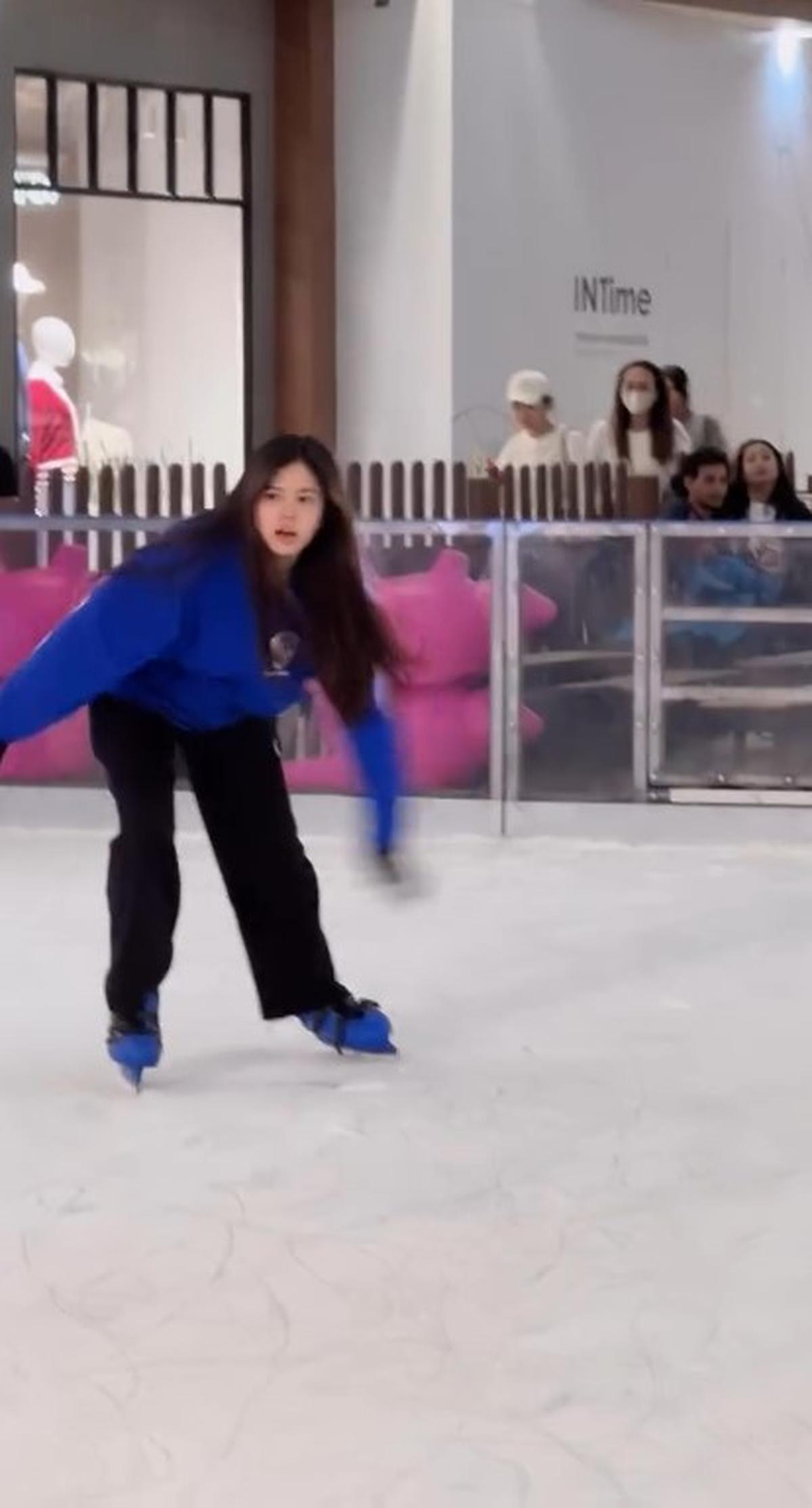 Potret Safeea Anak Mulan Jameela dan Ahmad Dhani Main Ice Skating, Ternyata Jago - Tunjukkan Aksi Berputar