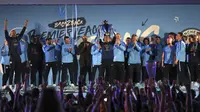 Wingger Manchester City Leroy Sane mengangkat trofi saat ia dan timnya merayakan sukses menjadi juara Liga Inggris 2018-19 untuk dua musim beruntun.  (AP Photo/Jon Super)
