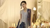 Anya Geraldine tampil mengenakan kebaya lace abu-abu dipadukan selendang batik dihiasi bros senada dengan bawahannya. [@anyageraldine]