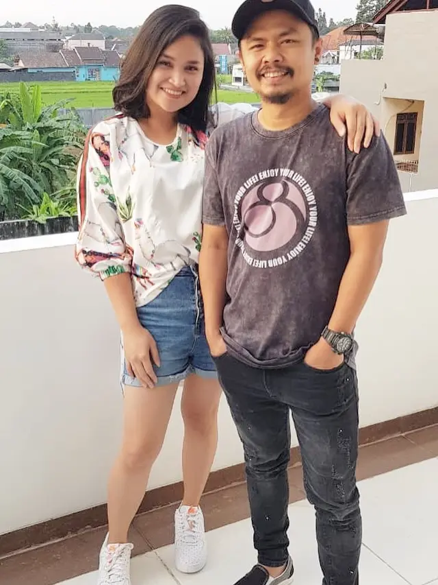 Umumkan Hamil Anak Ketiga, Ini 6 Potret Harmonis Wendi Cagur dan Istri
