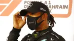 Pembalap Mercedes Lewis Hamilton memberi isyarat usai meraih pole position pada sesi kualifikasi di Formula 1 Sirkuit Internasional Bahrain di Sakhir, Bahrain, Sabtu (28/11/2020). Lewis Hamilton dinyatakan positif COVID-19. (Hamad Mohammed, Pool via AP, File)
