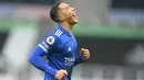 Gelandang Leicester City, Youri Tielemans melakukan selebrasi usai mencetak gol kedua timnya ke gawang Newcastle United dalam laga lanjutan Liga Inggris 2020/21 pekan ke-17 di St James' Park, Minggu (3/1/2021). Leicester City menang 2-1 atas Newcastle United. (AFP/Michael Regan/Pool)