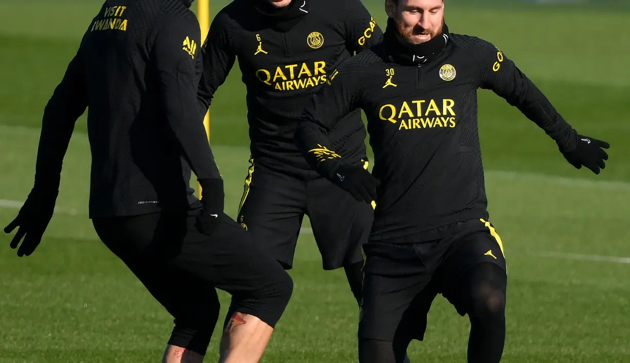 <p>Penyerang Paris Saint-Germain (PSG) Lionel Messi (kanan) mengontrol bola di samping rekan setimnya Marco Verratti dan Sergio Ramos jelang laga tandang ke kandang Marseille pada babak 16 besar Coupe de France 2022/2023, di Saint-Germain-en-Laye, Selasa (7/2/2023). PSG memiliki rekor Piala yang sangat baik melawan Marseille, memenangkan 10 dari 11 pertemuan terakhir antara klub, termasuk dua final dalam dua dekade terakhir. (FRANCK FIFE / AFP)</p>