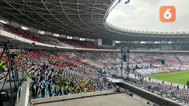 Hampir 90 ribu umat Katolik memadati Stadion Utama Gelora Bung Karno (GBK) untuk mengikuti Misa Akbar bersama Paus Fransiskus, Kamis (5/9/2024). (Liputan6.com/Benedikta Miranti)