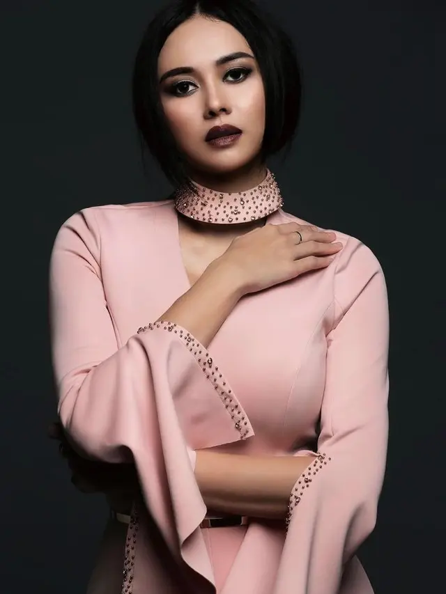 [Bintang] Bikin Hati Cenat-cenut, Cantiknya Aura Kasih dengan Makeup yang Menggoda Iman