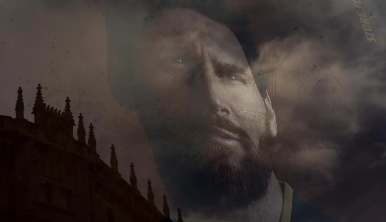 Poster pemain sepak bola Barcelona Lionel Messi terpantul di jendela toko FC Barcelona, Barcelona, Spanyol, 1 September 2020. Barcelona mengandalkan pertemuan tatap muka dengan Lionel Messi untuk mencoba meyakinkannya tetap tinggal. (AP Photo/Emilio Morenatti)