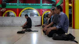 Sejumlah orang melakukan ibadah salat magrib berjamaah di Masjid Cheng Ho, Genteng, Surabaya pada Selasa (14/11/2023). (Bola.com/Bagaskara Lazuardi)