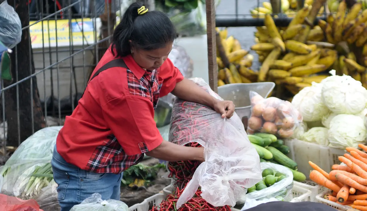 Pedagang cabai di Pasar Minggu merapihkan barang daganganya, Jakarta, Senin (10/10). Kenaikan harga cabai keriting terimbas kondisi cuaca yang kurang baik sehingga membuat pasokan berkurang. (Liputan6.com/Yoppy Renato)
