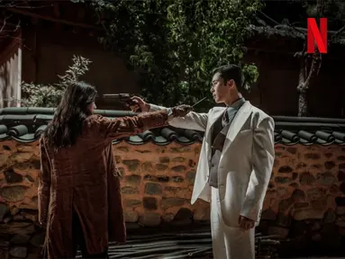 Park Seo Joon dan Han So Hee di Gyeongseong Creature. (Foto: Netflix KR)