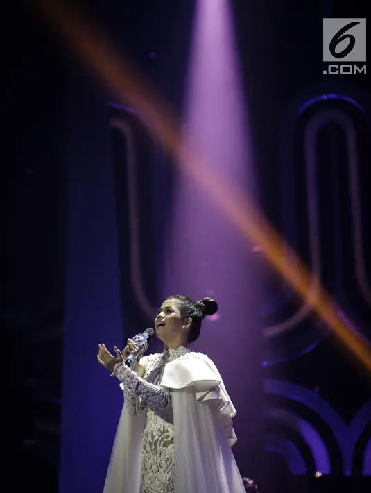 Ekspresi Putri saat berduet dengan Henry Lamiri dan Delicacy dalam grand finalis Dangdut Academy 4 atau D'Academy 4 di Studio 5 Indosiar, Jakarta, Jumat (19/5). (Liputan6.com/Faizal Fanani)