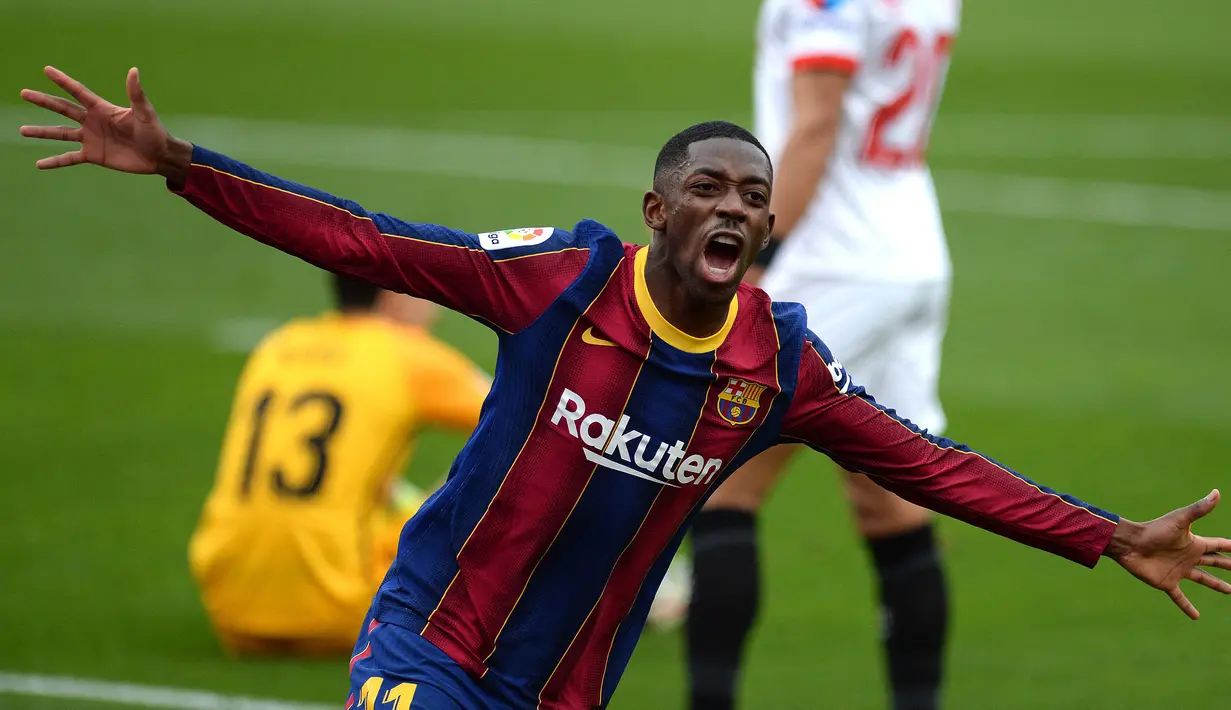 Pemain Barcelona, Ousmane Dembele hampir dipinjam oleh Manchester United pada detik-detik terakhir bursa transfer musim lalu. Hal tersebut gagal akibat beberapa faktor, salah satunya Barcelona menginginkan kontrak permanen terhadap pemain berkebangsaan Prancis tersebut. (Foto: AFP/Cristina Quicler)