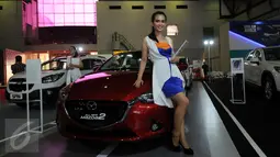 Seorang model bergaya di standmobilMazda yang dipamerkan di Indonesia International Motor Show 2015 di JI Expo Kemayoran Jakarta, Rabu (19/8/2015). Puluhan merek kendaraan ternama ikut ambil bagian dalam IIMS 2015. (Liputan6.com/Helmi Fithriansyah)