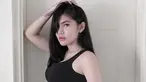 Artis sekaligus selebgram Angela Lee berpose menggoda dengan balutan tanktop hitam. Angela Lee ditangkap polisi terkait kasus penipuan. (Instagram/angelalee87)