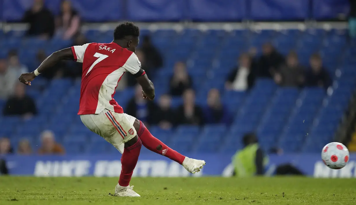 Bukayo Saka tampil istimewa pada laga ini. Tak cuma mencetak satu gol, bintang 20 tahun itu juga kerap meneror pertahanan Chelsea dengan 13 kali mengirim umpan di sepertiga area lawan. (AP/Frank Augstein)