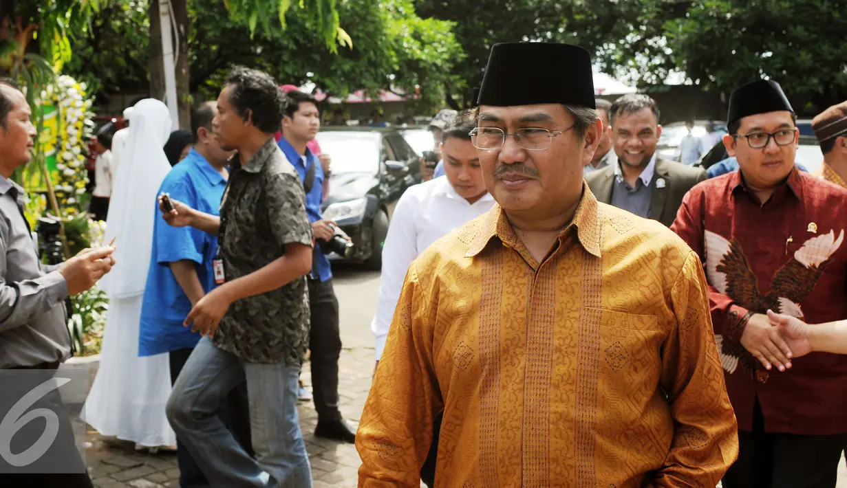 Ketua DKPP Jimly Asshidiqie (kedua kanan) saat tiba di rumah duka mantan Menteri Pemberdayaan Perempuan Tuty Alawiyah di Bekasi, Rabu (4/5/2016). Tuty Alawiyah wafat di usia 74tahun. (Liputan6.com/Helmi Fithriansyah)