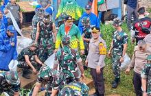 600 Personel Gabungan Bergerak Cepat dalam Pembersihan Sampah Pascabanjir Rawajati