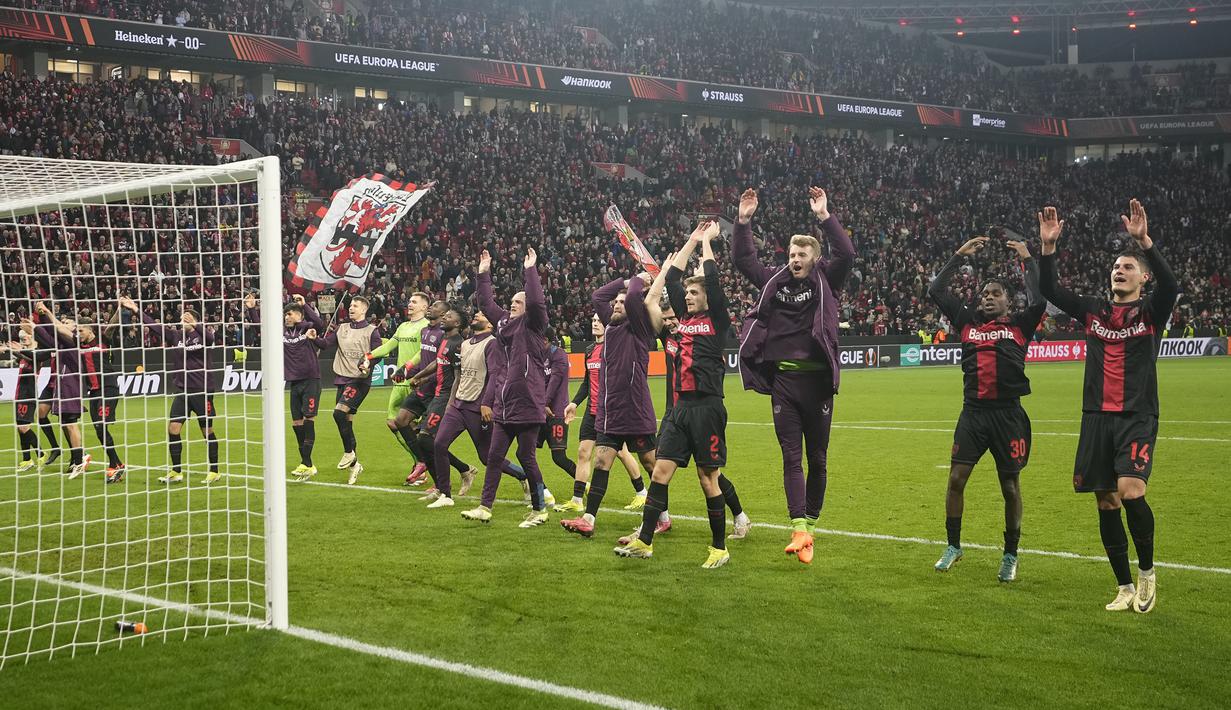 Sejumlah pemain Bayer Leverkusen memberikan tanda terima kasih untuk para suporter setelah laga leg kedua 16 besar Liga Europa 2023/2024 melawan Qarabag di BayArena, Leverkusen, Jerman, Jumat (15/03/2024) dini hari WIB. Bayer Leverkusen menang dengan skor 3-0. (AP Photo/Martin Meissner)