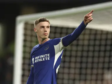 Pemain Chelsea, Cole Palmer, melakukan selebrasi setelah mencetak gol ke gawang Everton pada laga pekan ke-33 Liga Inggris di Stadion Stamford Bridge, Selasa (16/4/2024). The Blues menang enam gol tanpa balas. (AP Photo/Ian Walton)