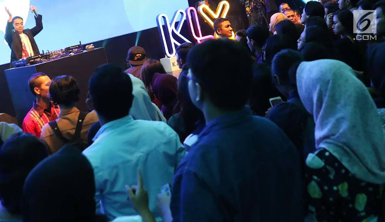 Aksi Dipha Barus menutup panggung XYZ Day Creator Award 2018  di Senayan City, Jakarta, Rabu (25/4). Tak ingin mengecewakan, Dipha Barus membayar kesetiaan pengunjung XYZ Day 2018 dengan penampilan yang memukau. (Liputan6.com/Immanuel Antonius)