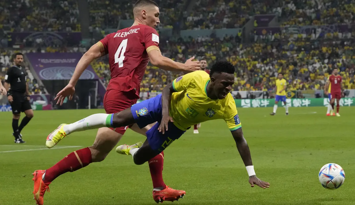 Penyerang Brasil Vinicius Junior berebut bola dengan bek Serbia Nikola Milenkovic pada laga perdana Grup G Piala Dunia 2022 Qatar di Lusail Stadium, Jumat (24/11/2022) dini hari WIB. Dari jumlah tendangan, Brasil terlihat benar-benar menggempur Serbia, dengan 24 kali upaya tembakan, dan 10 on target yang duanya menjadi gol. (AP Photo/Themba Hadebe)