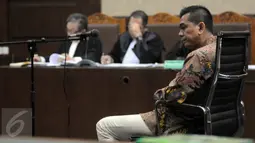 Mantan anggota DPRD DKI, M Sanusi mendengarkan pembacaan dakwaan oleh JPU dalam sidang perdana kasus suap pembahasan Raperda Tata Ruang Rencana Kawasan Strategis Pantai Utara Jakarta, di Pengadilan Tipikor Jakarta, Rabu (24/8). (Liputan6.com/Helmi Afandi)