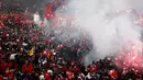 Para pemain Lille melambai kepada para penggemar dari atas bus atap terbuka saat merayakan juara Juara Ligue 1 Prancis di Lille, Prancis utara (24/5/2021). Lille menang 2-1 di Angers untuk mengamankan gelar liga Prancis pertamanya dalam 10 tahun. (AP Photo/Michel Spingler)