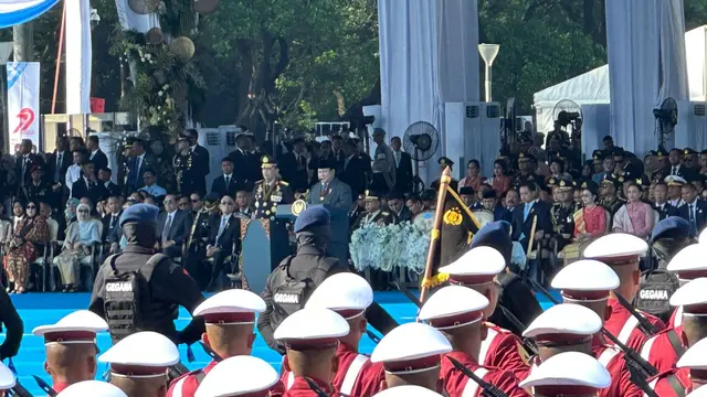 Presiden Prabowo Subianto saat menjadi Inspektur Upacara Hari Bhayangkara ke-79 di Lapangan Monas Jakarta Pusat, Selasa (1/7/2025). (Liputan6.com/Nanda Perdana Putra)