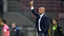 Pelatih Inter Milan, Luciano Spalletti mengintruksikan pemainnya saat bertanding melawan Sampdoria pada lanjutan Liga Serie A Italia di San Siro, Milan (24/10). Inter menang atas Sampdoria 3-0. (AFP Photo/Miguel Medina)