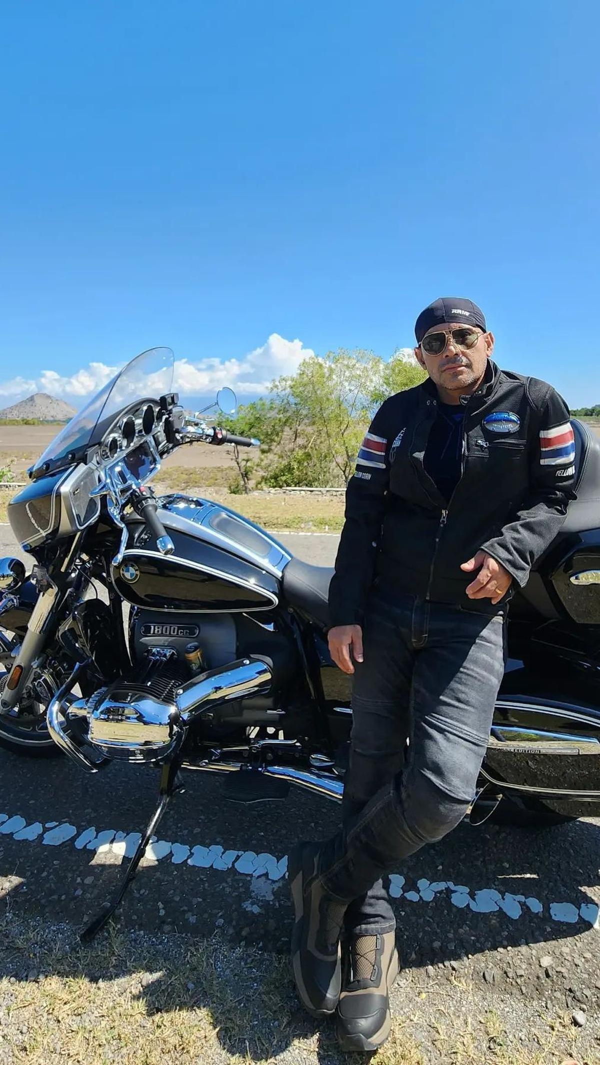 Melalui unggahan terbarunya, Judika mengunggah potret keseruan saat touring di Nusa Tenggara Barat. Ia tampil keren dengan motor besar alias moge.