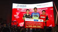 Liliyana Natsir bersama pasangan ganda campuran, Tontowi Ahmad, saat menerima penghargaan dari PB Djarum di Kudus, Kamis (6/9/2018). (Bola.com/Dok. PB Djarum)