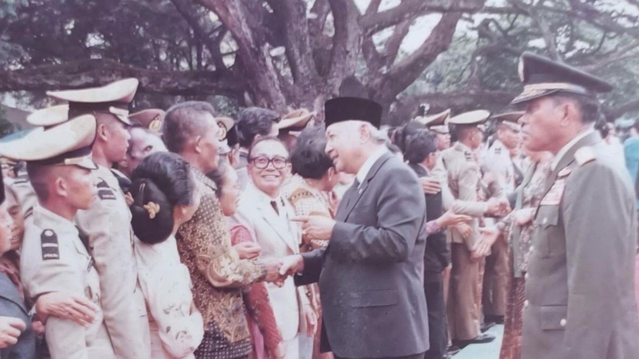 Angkatan Bersenjata Republik Indonesia (ABRI) pernah dipimpin oleh seorang Jenderal militer yang berpengalaman di dunia intelijen hingga disebut sebagai sosok yang misterius.