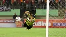 Kiper Persija, Andritany terbang menghalau bola pada laga Piala Jenderal Sudirman di Stadion Manahan, Solo, Selasa (15/12/2015). (Bola.com/Nicklas Hanoatubun)